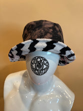 Load image into Gallery viewer, Zigzag Bucket Hat
